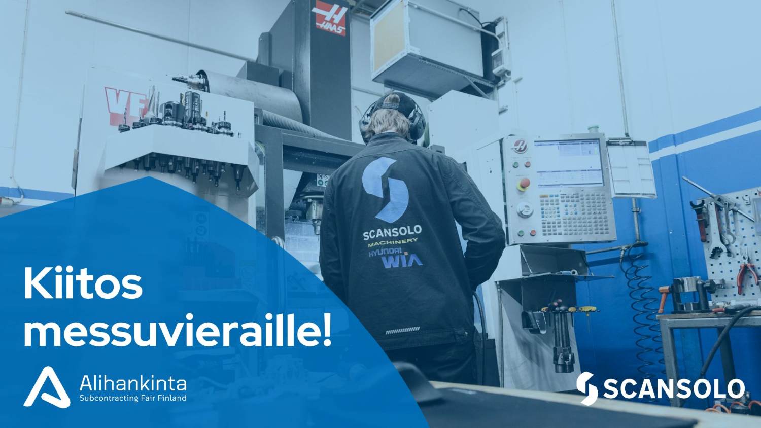 Kiitos messuvieraille! Scansolon tehtaalla työntekijä, jonka selässä lukee Scansolo.